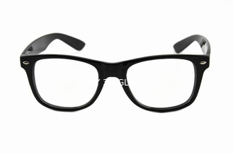 แว่นตา 3D พลาสติกแบบนำกลับมาใช้ใหม่